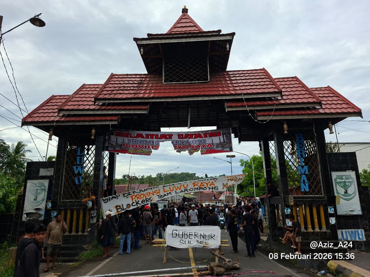Perbatasan Luwu-Wajo Lumpuh Total, Keranda “Gubernur” Diletakkan di Tengah Jalan