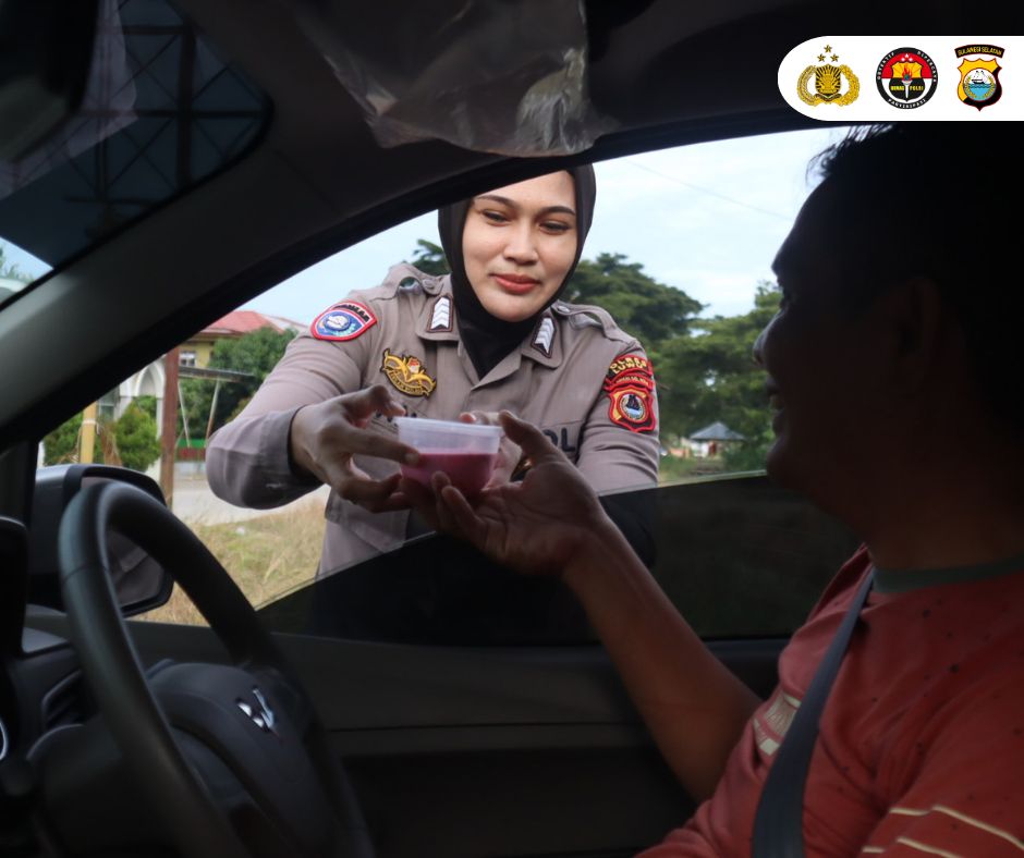 Semarak Ramadan, Jajaran Polres Luwu Bagikan Takjil Gratis untuk Pengendara