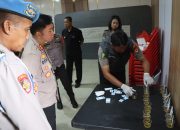 Dadakan Usai Apel, Puluhan Personel Polres Palopo Jalani Tes Urine, Begini Hasilnya Dadakan Usai Apel, Puluhan Personel Polres Palopo Jalani Tes Urine, Begini Hasilnya
