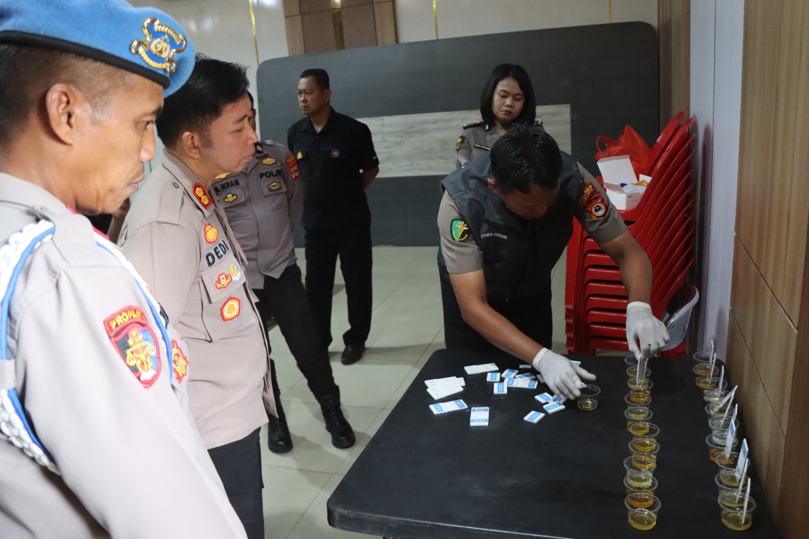 Dadakan Usai Apel, Puluhan Personel Polres Palopo Jalani Tes Urine, Begini Hasilnya