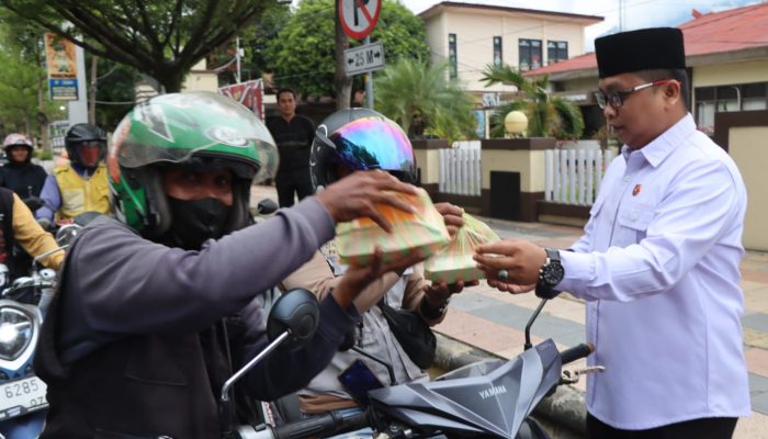 Momentum Ramadan 1447 H, Kasat Resnarkoba Palopo Turun Langsung Berbagi Takjil