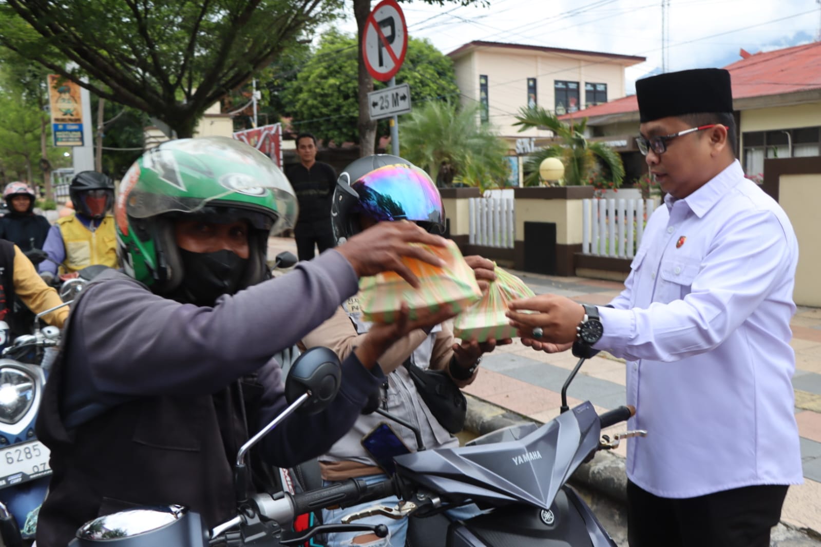 Momentum Ramadan 1447 H, Kasat Resnarkoba Palopo Turun Langsung Berbagi Takjil