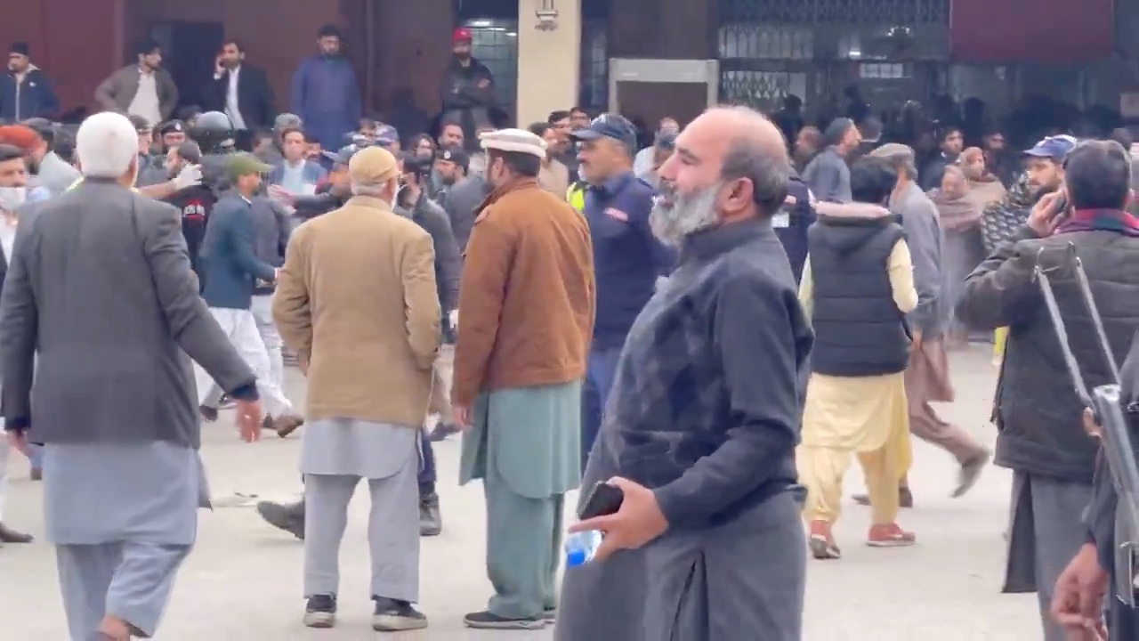 Bom Bunuh Diri Guncang Masjid Islamabad Iran, 31 Jemaah Tewas Saat Salat