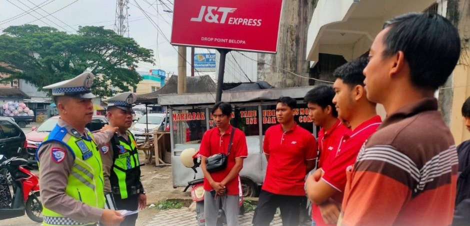 Satlantas Polres Luwu Edukasi Kurir JNT Lewat Program Polantas Menyapa Mappatabe