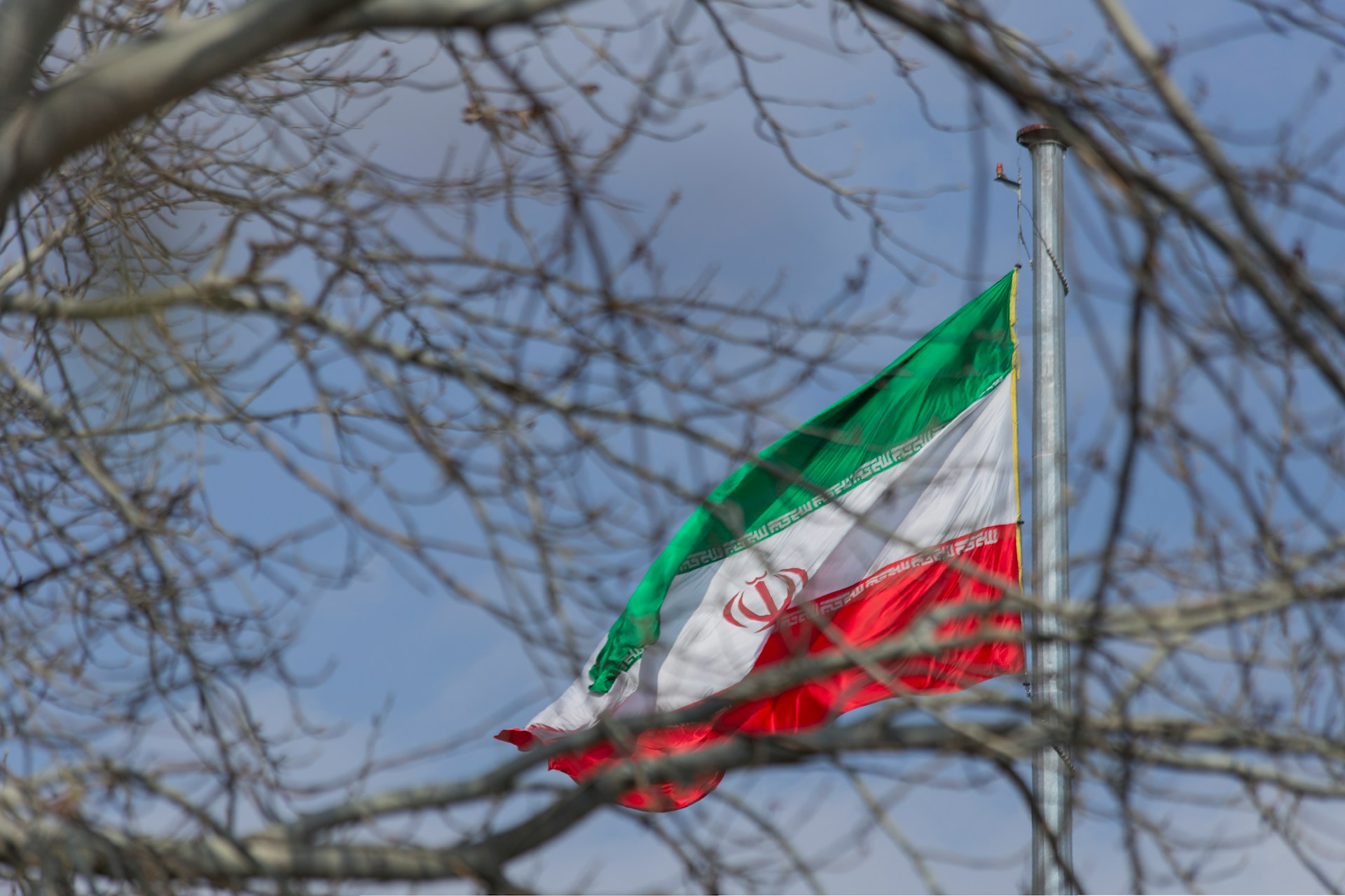 Iran Mengamuk, Tembakkan Rentetan Rudal ke Israel dan Pangkalan Militer AS di Teluk