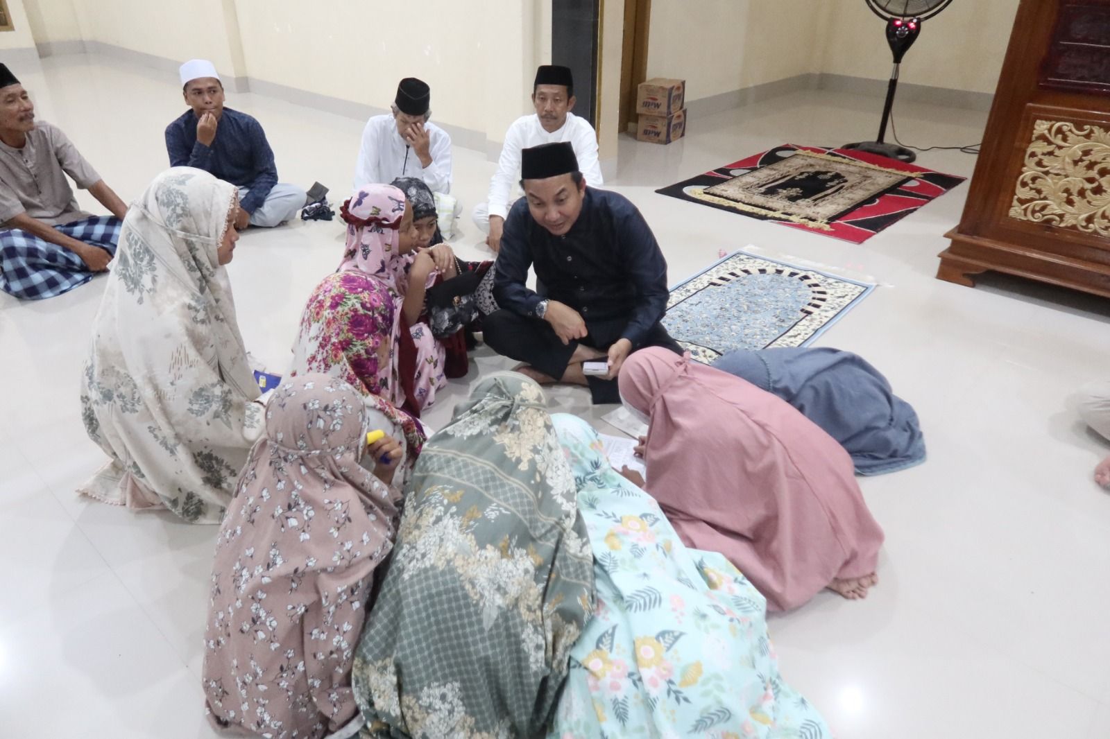 Tanpa Sekat, Bupati Andi Rahim Tarawih dan Dengarkan Curhat Warga Marobo