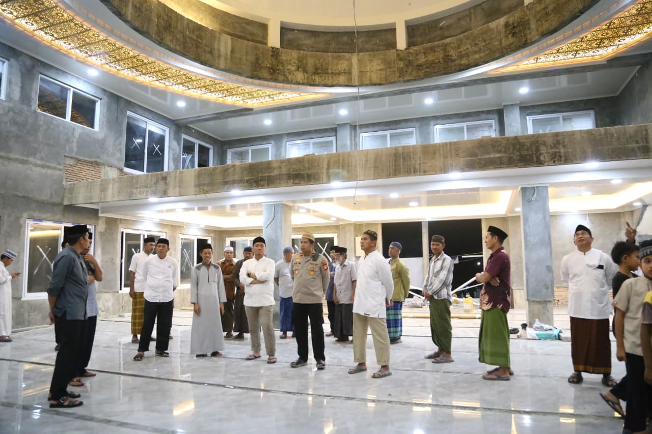 Safari Ramadhan di Burau, Irwan Bachri Syam Terkesima Lihat Interior Masjid Istiqomah