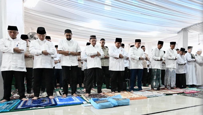 Rayakan Lebaran Bersama Korban Banjir, Presiden Apresiasi Sinergi TNI-Polri dan BNPB