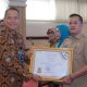 Distribusi MBG 3B Capai 100 Persen, Pj Sekda Luwu Wakili Bupati Terima Penghargaan