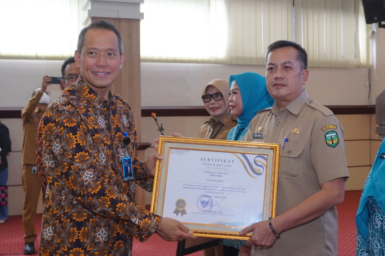 Distribusi MBG 3B Capai 100 Persen, Pj Sekda Luwu Wakili Bupati Terima Penghargaan