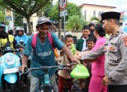 Wujud Kepedulian Polri, Gabungan Seksi Polres Palopo Bagikan Paket Takjil