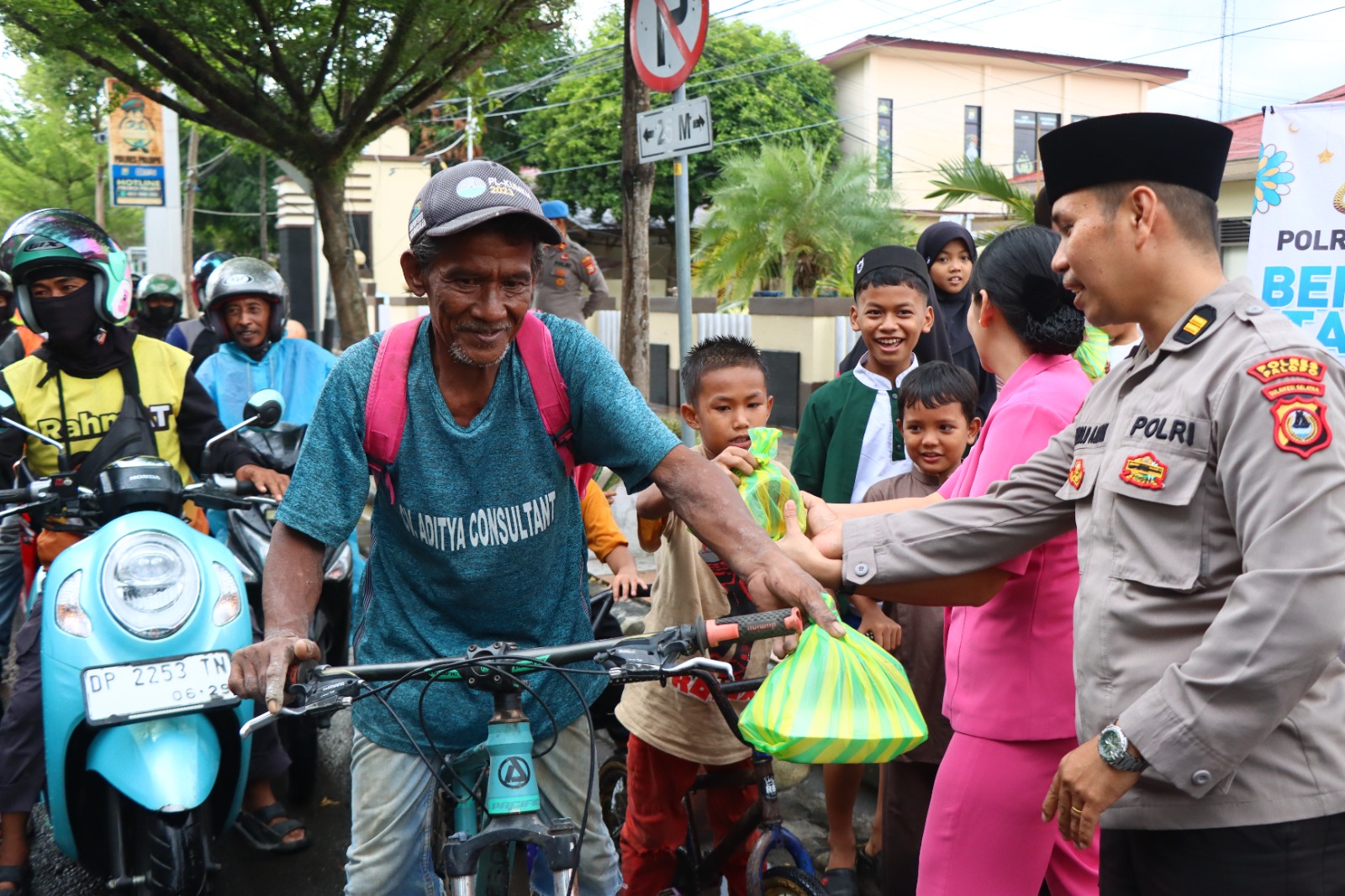 Wujud Kepedulian Polri, Gabungan Seksi Polres Palopo Bagikan Paket Takjil