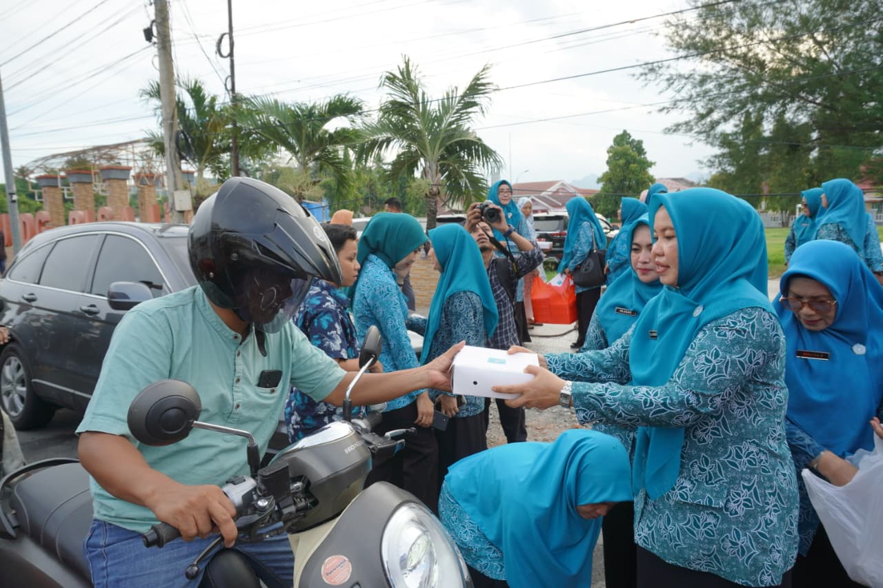 Momen Kehangatan TP PKK Luwu Berbagi Takjil dan Buka Puasa Bersama