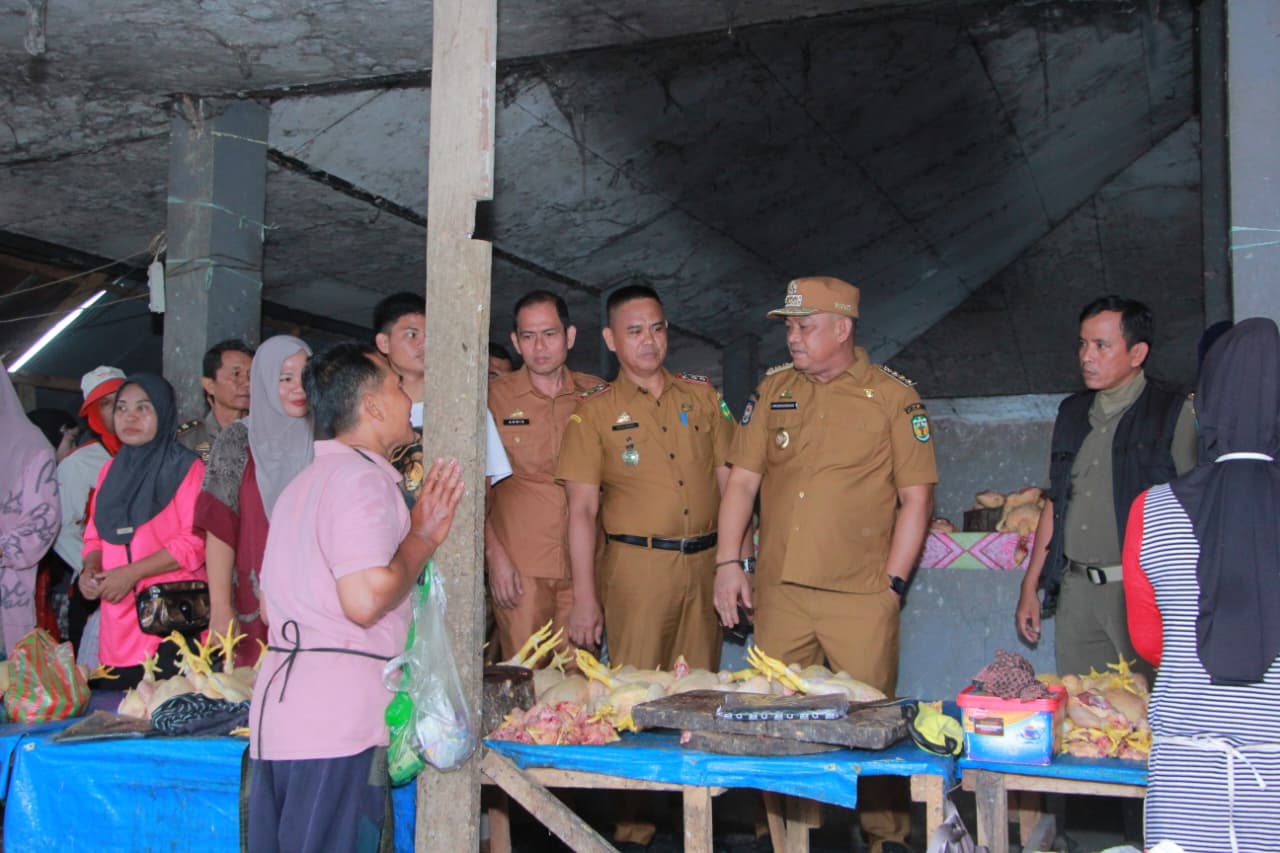 Bupati Patahudding Pantau Harga Sembako di Pasar Cilallang Menjelang Idulfitri