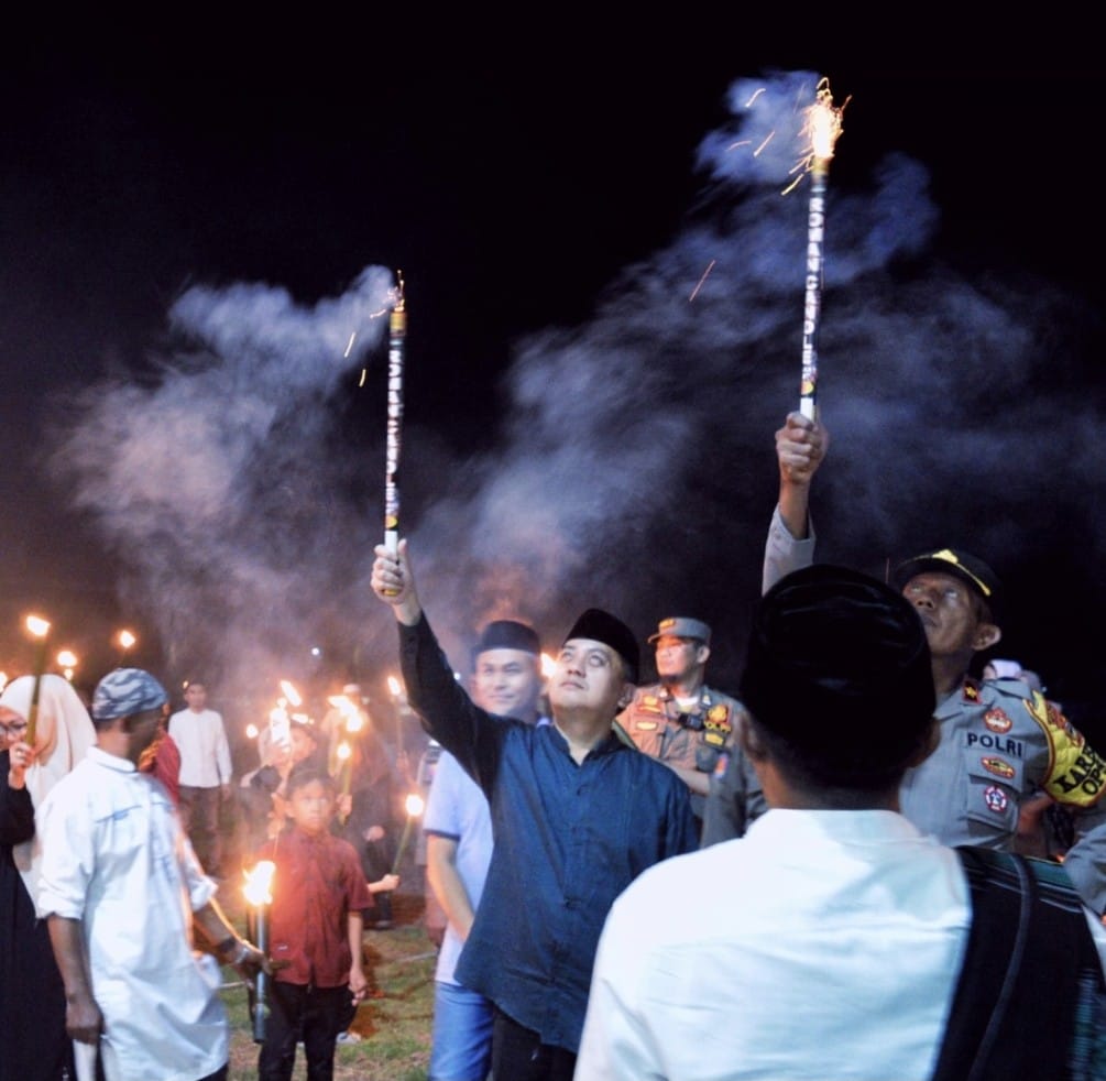 Pj Sekda Luwu Lepas Pawai Takbir Keliling 1.003 Obor di Belopa