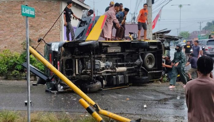 Ban Selip di Persimpangan, Ambulans Pembawa Jenazah Alami Kecelakaan Tunggal di Luwu
