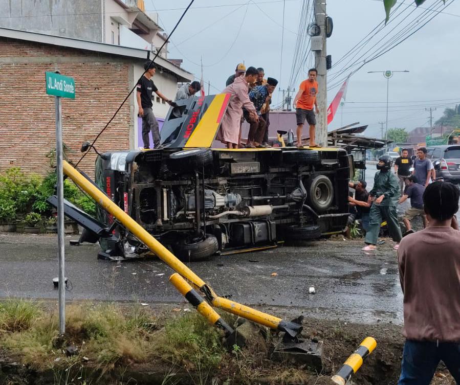 Ban Selip di Persimpangan, Ambulans Pembawa Jenazah Alami Kecelakaan Tunggal di Luwu