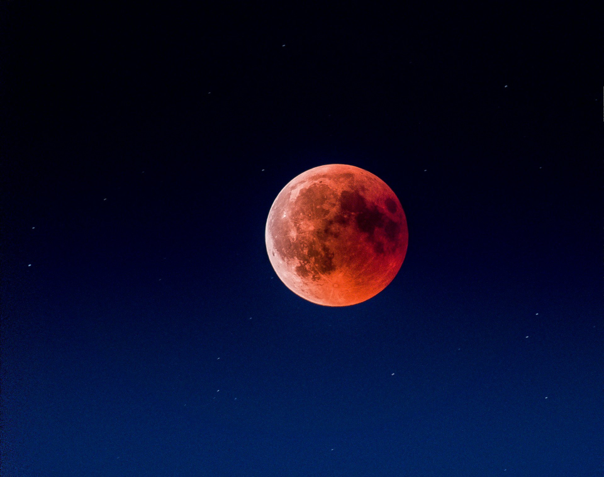 Langit Indonesia Dihiasi Blood Moon Malam Ini, Fenomena Langka di Pertengahan Ramadan