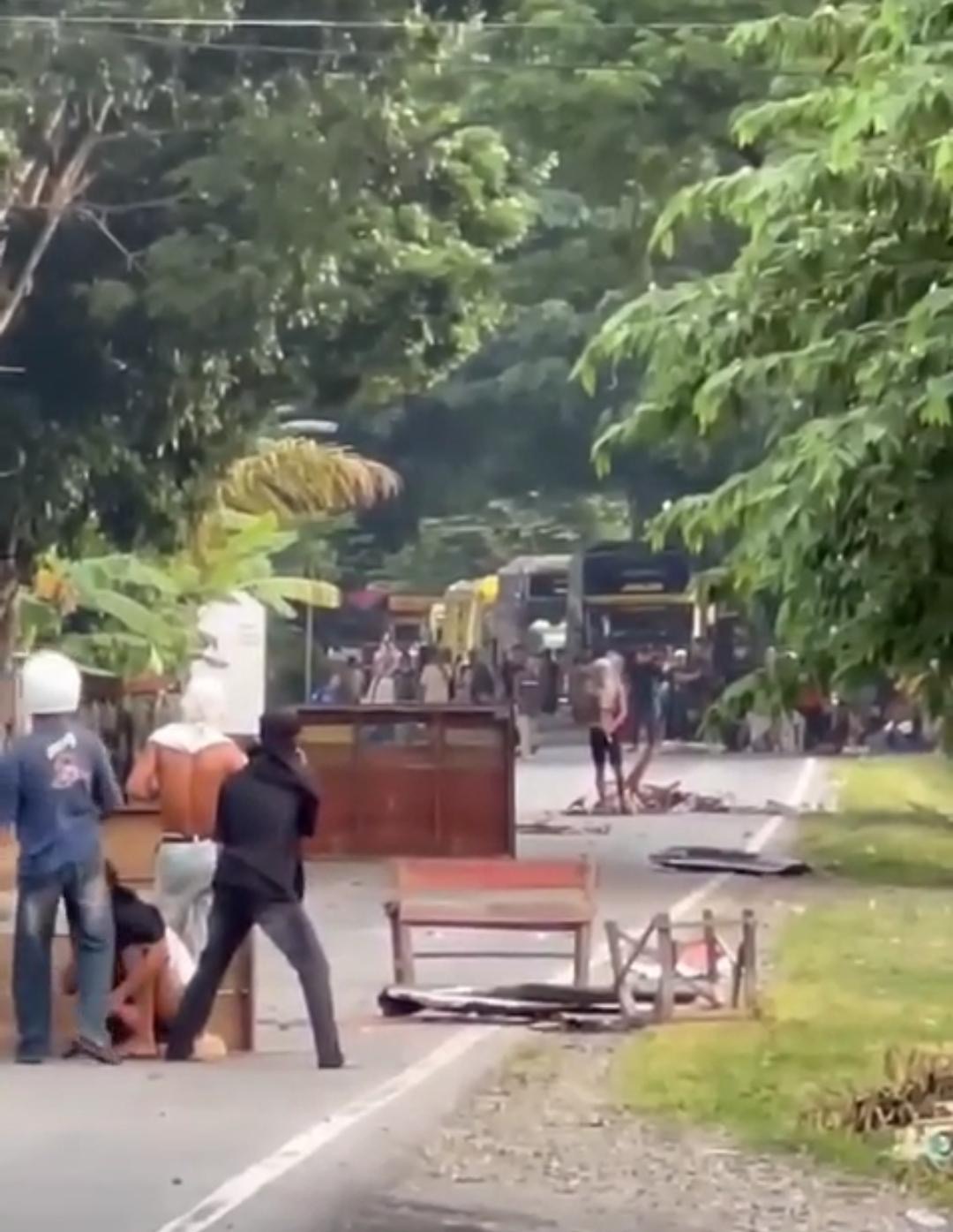 Bentrokan Antarkelompok di Karetan, Jalur Utama Trans-Sulawesi Macet Panjang