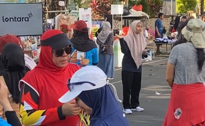 Sapa Warga di CFD, Tim Lontara+ Diskominfo Makassar Bagi-bagi Merchandise Menarik