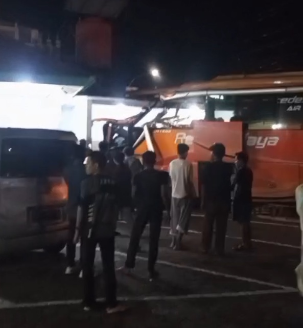 Tabrakan Dini Hari di Jalan Topoka Luwu, Kondektur Truk Tewas dan Belasan Penumpang Selamat