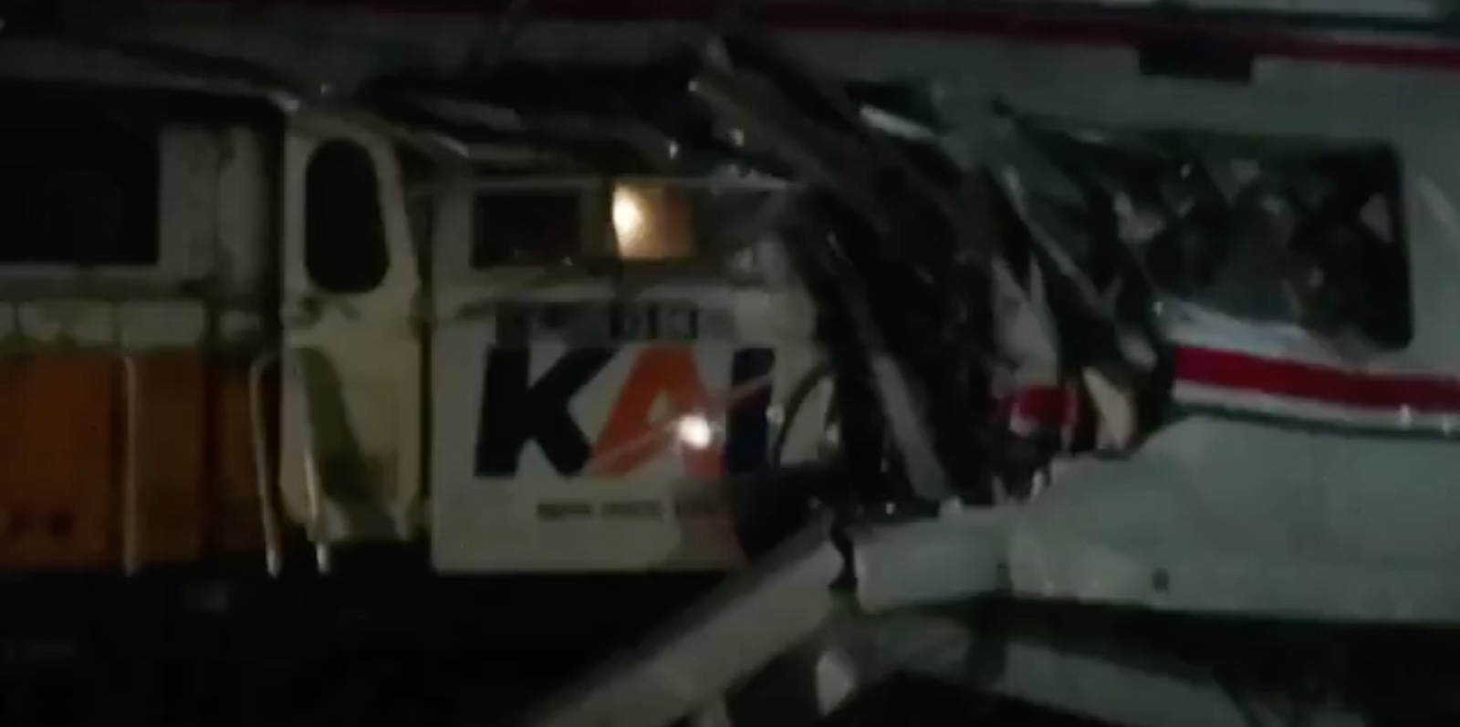 Detik-detik Tabrakan Head-to-Head KA Argo Bromo Anggrek vs KRL di Bekasi