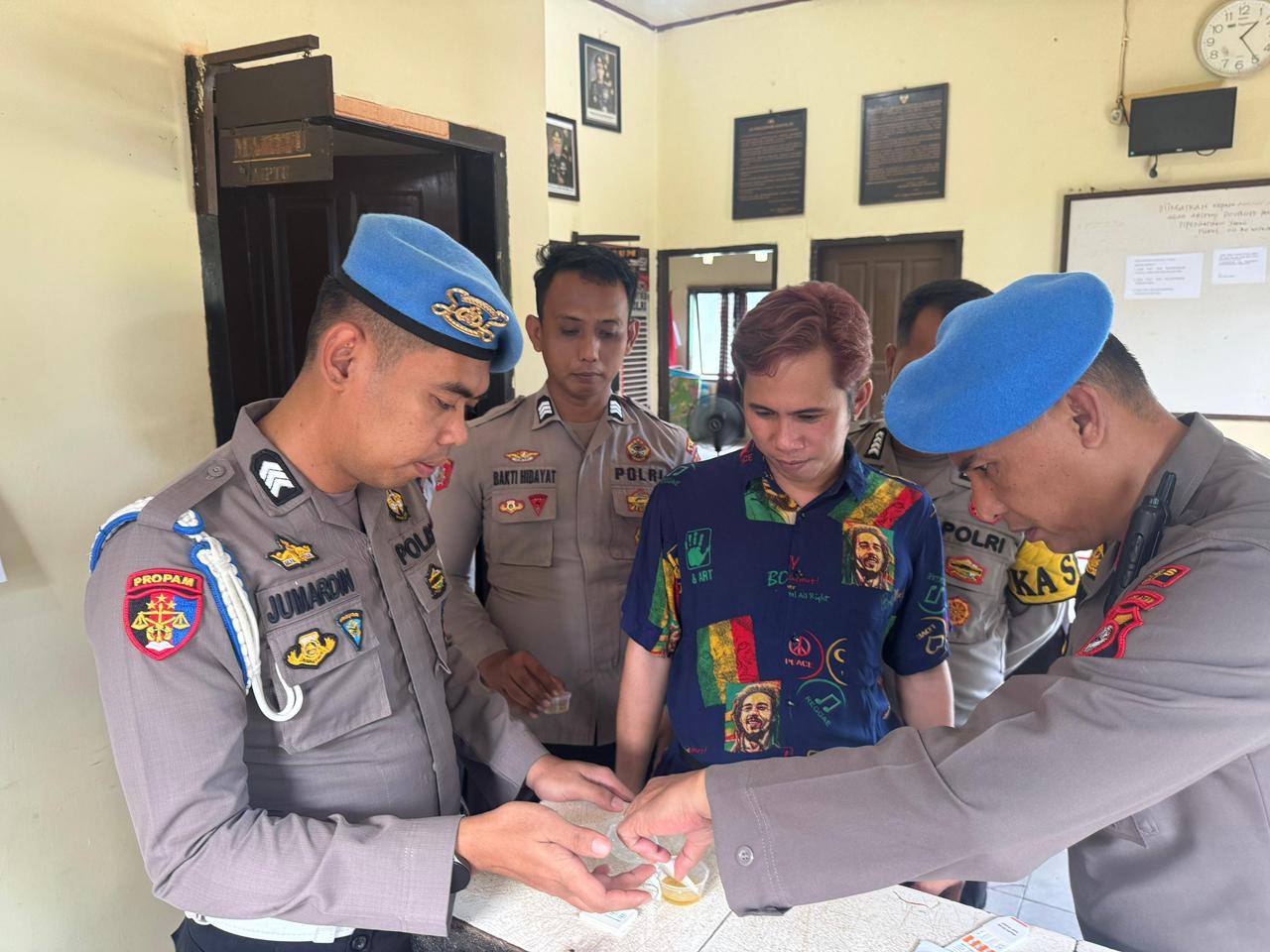 Personel Polsek Walenrang dan Lamasi Jalani Tes Urine Mendadak dari Tim Propam