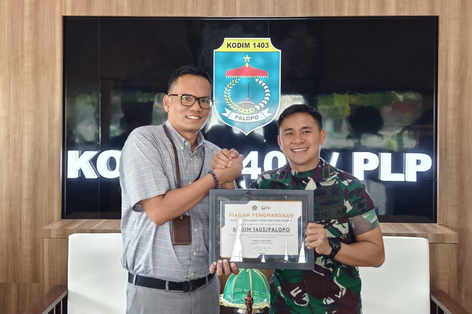 Dandim Letkol Inf Windra Sukma Prihantoro Terima Penghargaan Kepatuhan Pajak SPT 2025