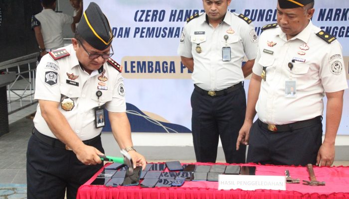 Deklarasi Zero HALINAR, Kepala Lapas Palopo Pimpin Langsung Pemusnahan Barang Terlarang