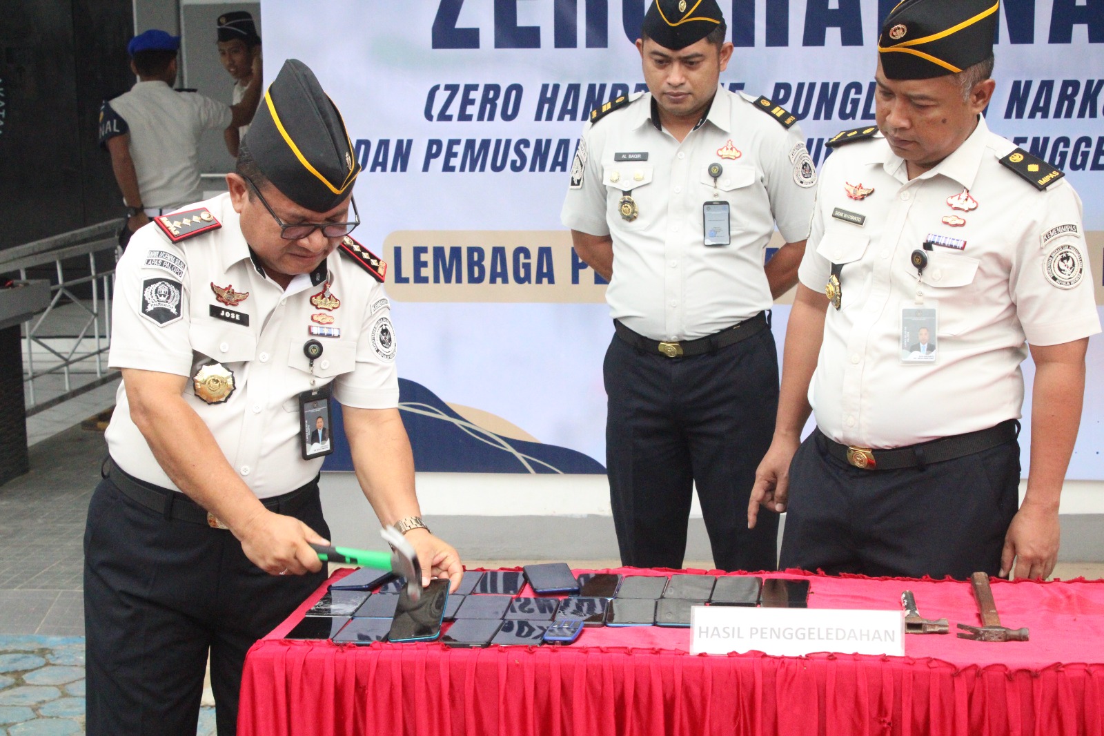 Deklarasi Zero HALINAR, Kepala Lapas Palopo Pimpin Langsung Pemusnahan Barang Terlarang