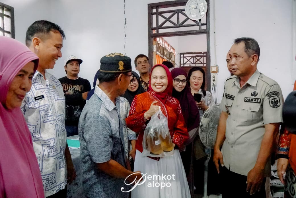 Ringankan Beban Warga, Pemkot Palopo Bagikan Beras dan Minyak Goreng di Enam Kelurahan