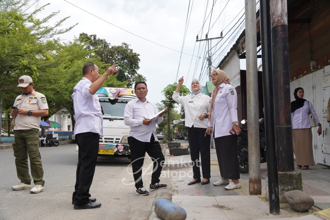 Langgar Aturan Pajak, Tim Terpadu Palopo Copot Sejumlah Papan Reklame di Jalan Andi Kambo