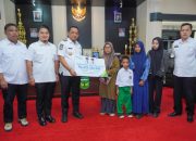 Serahkan Santunan BPJS Rp223 Juta, Bupati Luwu Beri Perhatian Khusus pada Keluarga Nelayan