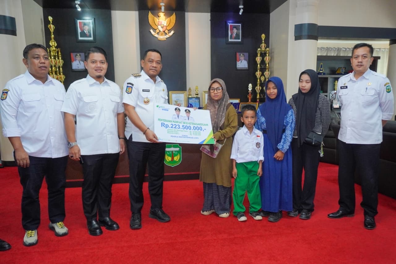 Serahkan Santunan BPJS Rp223 Juta, Bupati Luwu Beri Perhatian Khusus pada Keluarga Nelayan