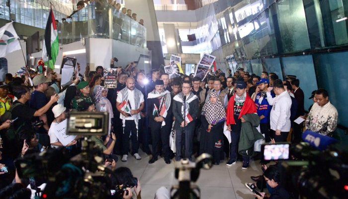 Disambut Menlu Sugiono, 9 WNI Relawan Gaza Selamat Sampai di Tanah Air