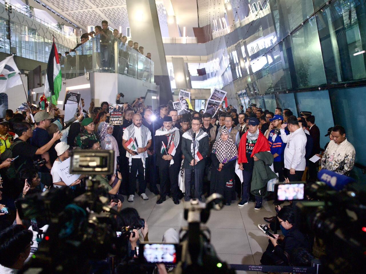 Disambut Menlu Sugiono, 9 WNI Relawan Gaza Selamat Sampai di Tanah Air