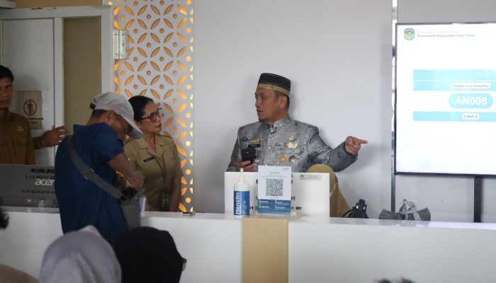 Sidak RSUD I Lagaligo, Bupati Irwan Langsung Telepon Direktur Minta Tambah Meja Pelayanan