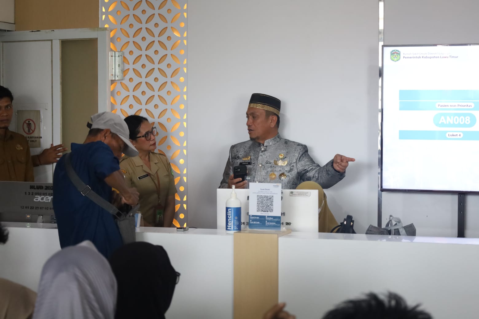 Sidak RSUD I Lagaligo, Bupati Irwan Langsung Telepon Direktur Minta Tambah Meja Pelayanan