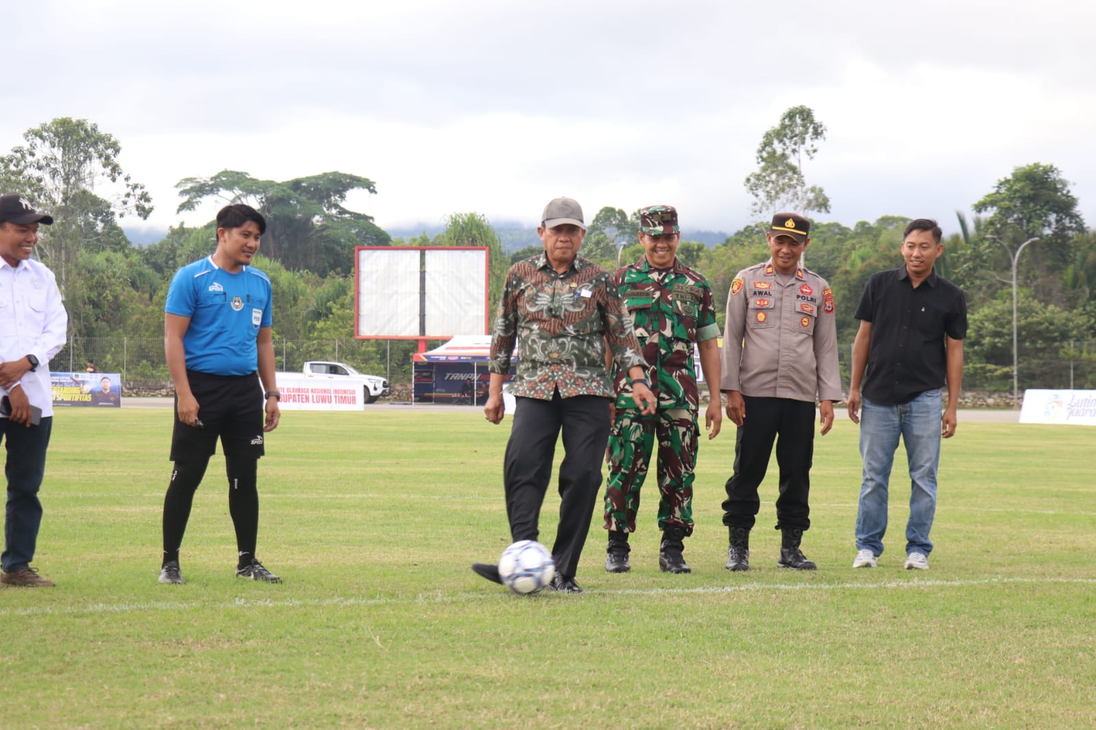 Sekda Lutim Ramadhan Buka Turnamen Sepak Bola Bupati Cup I 2026