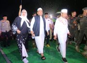 Antusiasme Warga Luwu Timur Tak Pudar Diterjang Hujan Demi Dengarkan Das’ad Latif Antusiasme Warga Luwu Timur Tak Pudar Diterjang Hujan Demi Dengarkan Das’ad Latif