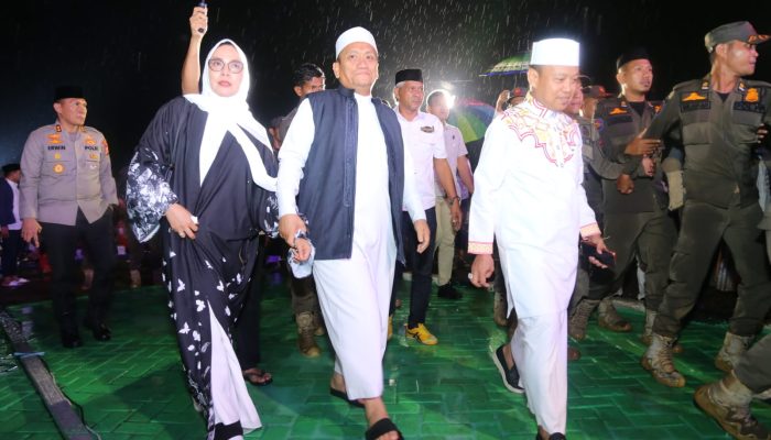 Antusiasme Warga Luwu Timur Tak Pudar Diterjang Hujan Demi Dengarkan Das’ad Latif