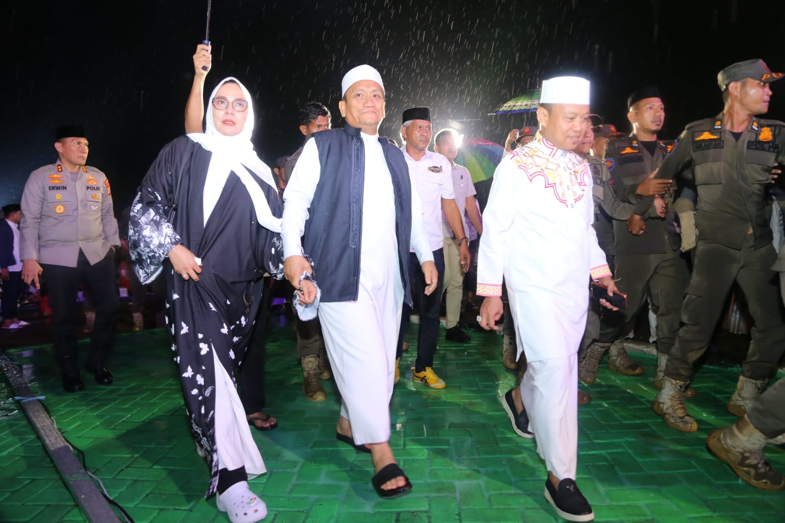 Antusiasme Warga Luwu Timur Tak Pudar Diterjang Hujan Demi Dengarkan Das’ad Latif