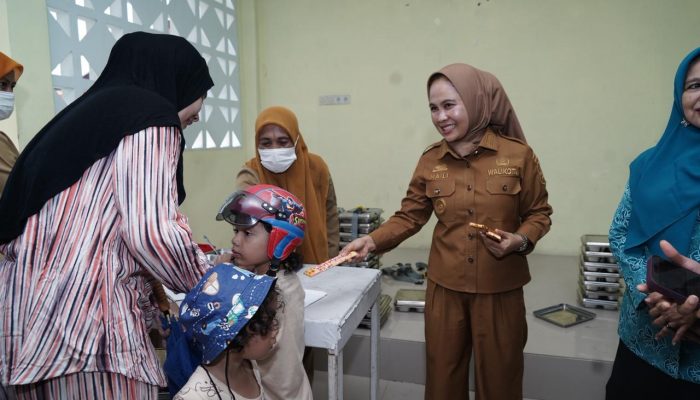 Wali Kota Palopo Serahkan Bantuan Pangan untuk 2.999 KPM di Kecamatan Wara Timur