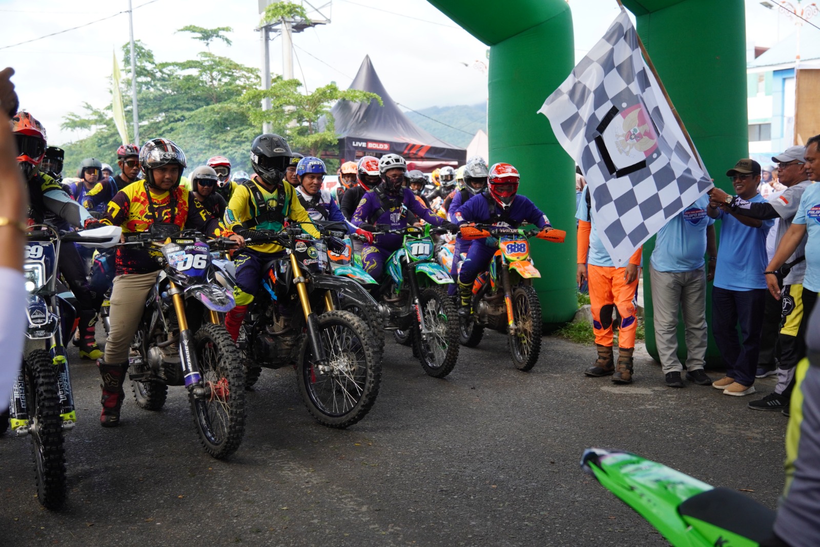 Meriahkan HUT ke-24 Kota Palopo, Pj Sekda Lepas Ribuan Rider Oneday Trail Adventure