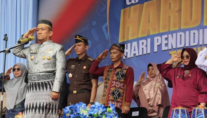 Didampingi Puspawati Husler, Bupati Irwan Beri Apresiasi Tinggi Atas Pengabdian Guru