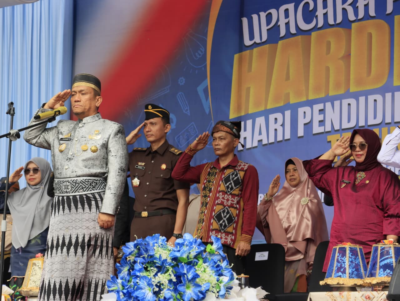 Didampingi Puspawati Husler, Bupati Irwan Beri Apresiasi Tinggi Atas Pengabdian Guru
