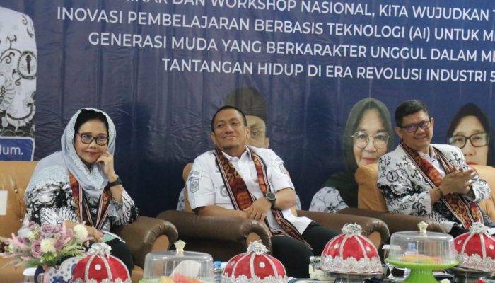 Bupati Irwan Bachri Syam Buka Seminar Nasional PGRI Luwu Timur di Sorowako