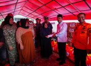 Gubernur Sulsel Salurkan Rp1 Miliar dan 500 Paket Sembako untuk Korban Banjir Bone