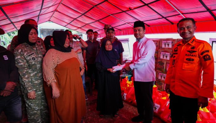 Gubernur Sulsel Salurkan Rp1 Miliar dan 500 Paket Sembako untuk Korban Banjir Bone