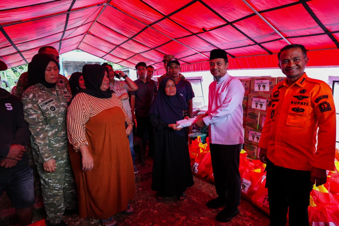 Gubernur Sulsel Salurkan Rp1 Miliar dan 500 Paket Sembako untuk Korban Banjir Bone